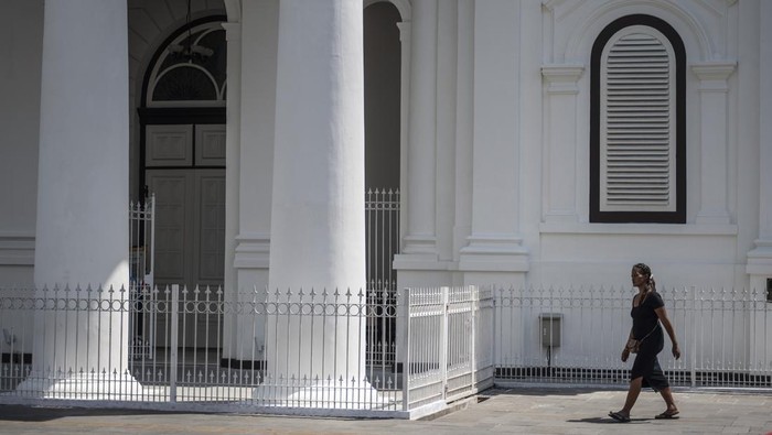 Menyusuri Kota Lama Semarang, Little Netherlands di Tanah Jawa Wisatawan berjalan di Kota Lama, Semarang, Jawa Tengah, Selasa (2/9/2025). Badan Pusat Statistik (BPS) mencatat perjalanan wisatawan nusantara (wisnus) pada Juli 2025 mencapai 100,20 juta perjalanan menurun 4,68 persen dibandingkan Juni 2025. ANTARA FOTO/Aprillio Akbar/foc.