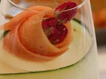 Sweet! Travis Kelce Hadirkan Cocktail Taylor Swift di Restonya