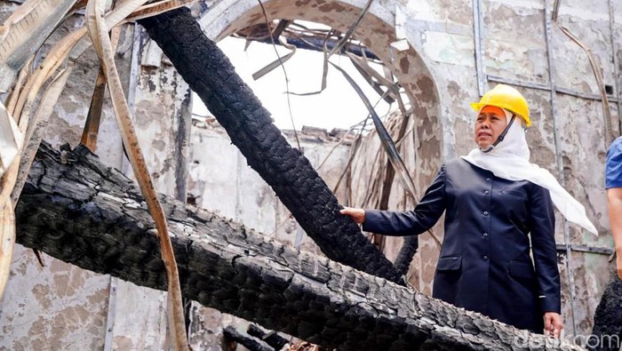 Momen Gubernur Khofifah Cek Kerusakan Grahadi Akibat Dibakar