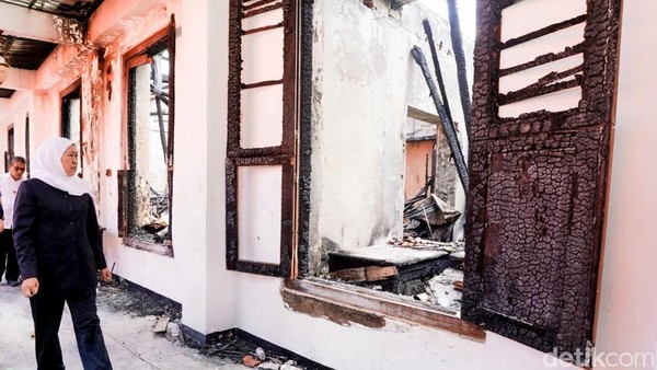 Momen Gubernur Khofifah Tinjau Kerusakan Grahadi Akibat Dibakar