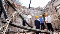 Menurut Khofifah, kayu tersebut merupakan kayu jati yang umurnya ratusan tahun. Dan saat ini sangat sulit untuk didapatkan.