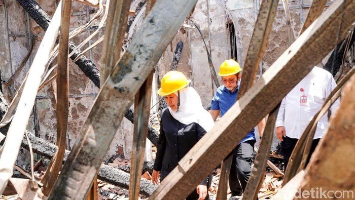 Momen Gubernur Khofifah Cek Kerusakan Grahadi Akibat Dibakar