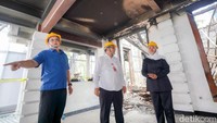 Gubernur Jawa Timur Khofifah Indar Parawansa bersama dengan Sekdaprov Jatim Adhy Karyono, dan Kepala Dinas Perumahan Rakyat, Kawasan Permukiman dan Cipta Karya Jatim I Nyoman Gunadi mengecek kerusakan fondasi bangunan sisi Barat Gedung Negara Grahadi.