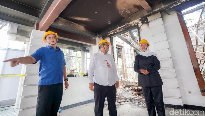 Momen Gubernur Khofifah Cek Kerusakan Grahadi Akibat Dibakar Momen Gubernur Khofifah Cek Kerusakan Grahadi Akibat Dibakar