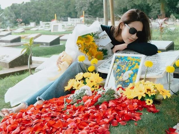 Momen Tamara Tyasmara Kunjungi Makam Dante
