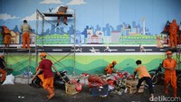 Warna-warna cerah mural menambah daya tarik visual di sekitar Pasar Kebayoran yang identik dengan aktivitas padat setiap hari. 