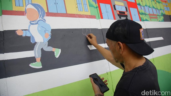 Mural Cerahkan Wajah Flyover Pasar Kebayoran Petugas Penanganan Sarana dan Prasarana Umum (PPSU) Kelurahan Cipulir menyelesaikan pembuatan mural pada dinding flyover Pasar Kebayoran, Jakarta Selatan, Selasa (2/9/2025). Pembuatan mural pada dinding kosong itu membuat sudut pasar tradisional tersebut terlihat lebih cerah, tidak kumuh dan lebih segar.