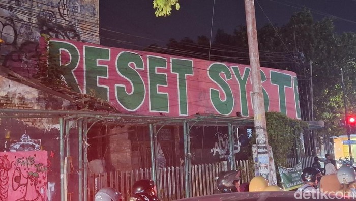Mural di bangunan kosong Jokteng Wetan simpang empat Jalan Brigjen Katamso, Kota Jogja, Selasa (2/9/2025) malam.