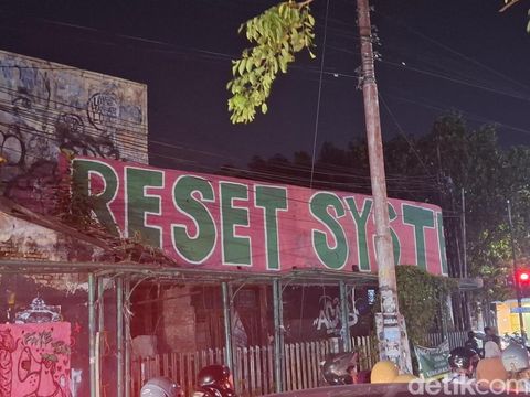 Mural di bangunan kosong Jokteng Wetan simpang empat Jalan Brigjen Katamso, Kota Jogja, Selasa (2/9/2025) malam.
