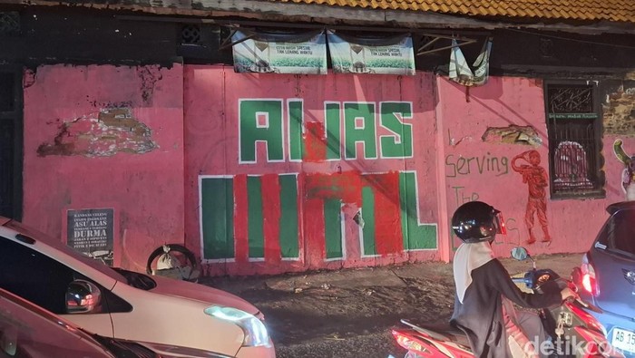 Mural di bangunan kosong Jokteng Wetan simpang empat Jalan Brigjen Katamso, Kota Jogja, Selasa (2/9/2025) malam.