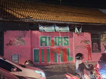 Nekatnya Seniman Jogja Bikin Mural Awas Intel di Depan Aparat