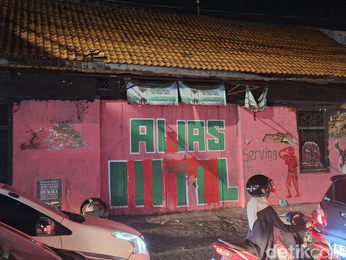 Mural di bangunan kosong Jokteng Wetan simpang empat Jalan Brigjen Katamso, Kota Jogja, Selasa (2/9/2025) malam.