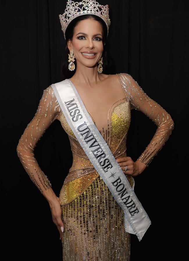Nicole Peiliker-Visser resmi dinobatkan sebagai Miss Universe Bonaire 2025 di Delfins Beach Resort, Kralendijk, baru-baru ini. Wanita 41 tahun ini akan mewakili Pulau Bonaire di ajang Miss Universe 2025 yang digelar di Thailand pada November mendatang. Foto: dok. Instagram @nicolepeiliker