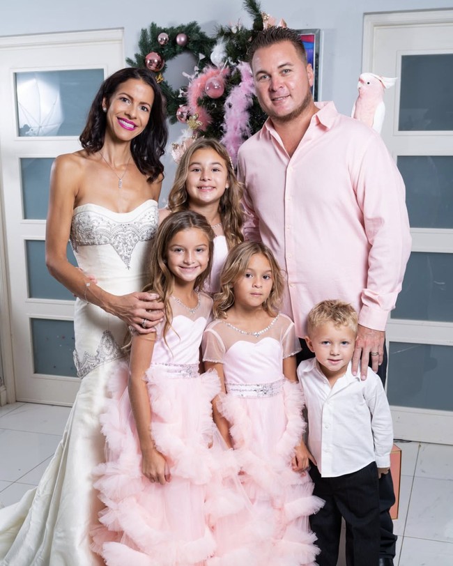 Nicole dimahkotai oleh Miss Universe Bonaire 2024 Ruby Pouchet, yang sebelumnya berkompetisi dalam Miss Universe edisi ke-73 tahun lalu di Meksiko. Nicole adalah seorang istri dengan empat orang anak. Foto: dok. Instagram @nicolepeiliker