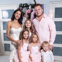 Nicole dimahkotai oleh Miss Universe Bonaire 2024 Ruby Pouchet, yang sebelumnya berkompetisi dalam Miss Universe edisi ke-73 tahun lalu di Meksiko. Nicole adalah seorang istri dengan empat orang anak. Foto: dok. Instagram @nicolepeiliker