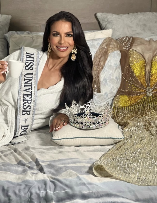 Hari ini, suara saya menjadi kekuatan, kisah saya menjadi warisan, dan kehadiran saya menjadi pesan: bahwa tidak pernah ada kata terlambat untuk bangkit, bersinar, dan memberi inspirasi,” tambahnya.  Foto: dok. Instagram @nicolepeiliker