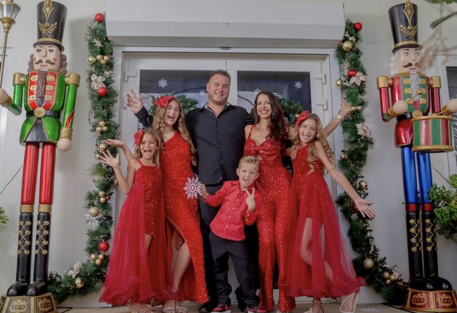 Inilah potret harmonis keluarga Nicole. Dia memiliki tiga anak perempuan, dan satu anak laki-laki yang paling bungsu.  Foto: dok. Instagram @nicolepeiliker