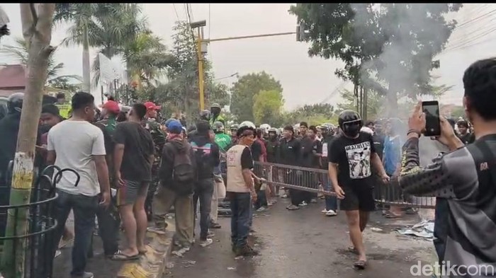 Orang tidak dikenal yang melakukan penjarahan besi tutup gorong-gorong di DPRD Kota Madiun.