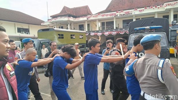 Para tersangka perusakan dan penjarahan Gedung DRPD Kabupaten Cilacap diamankan pihak kepolisian, Selasa (2/9/2025).