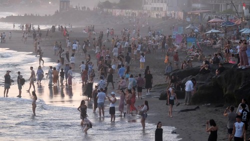 Wisatawan berkunjung di Pantai Echo Canggu, Badung, Bali, Senin (1/9/2025). Menurut Ketua Asosiasi Perusahaan Perjalanan Wisata Indonesia (Asita) Bali I Putu Winastra mengatakan antusias wisatawan mancanegara masih tinggi untuk ke Bali dan situasi pariwisata masih kondusif pasca terjadi aksi unjuk rasa yang berakhir ricuh pada Sabtu (30/8). ANTARA FOTO/Nyoman Hendra Wibowo/nz