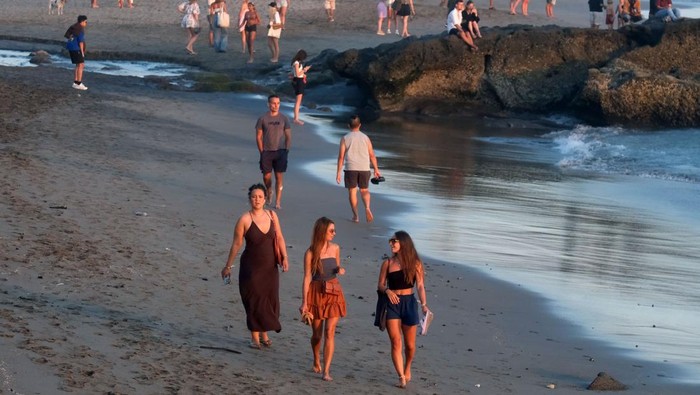 Wisatawan berkunjung di Pantai Echo Canggu, Badung, Bali, Senin (1/9/2025). Menurut Ketua Asosiasi Perusahaan Perjalanan Wisata Indonesia (Asita) Bali I Putu Winastra mengatakan antusias wisatawan mancanegara masih tinggi untuk ke Bali dan situasi pariwisata masih kondusif pasca terjadi aksi unjuk rasa yang berakhir ricuh pada Sabtu (30/8). ANTARA FOTO/Nyoman Hendra Wibowo/nz
