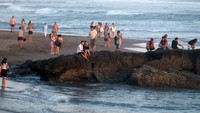 Suasana ramai wisatawan yang menikmati pemandangan dan aktivitas di Pantai Echo Canggu, Badung, Bali. Foto: ANTARA FOTO/Nyoman Hendra Wibowo