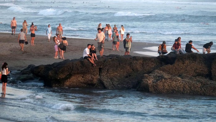Pariwisata Bali Kondusif, Wisatawan Padati Pantai Canggu Wisatawan berkunjung di Pantai Echo Canggu, Badung, Bali, Senin (1/9/2025). Menurut Ketua Asosiasi Perusahaan Perjalanan Wisata Indonesia (Asita) Bali I Putu Winastra mengatakan antusias wisatawan mancanegara masih tinggi untuk ke Bali dan situasi pariwisata masih kondusif pasca terjadi aksi unjuk rasa yang berakhir ricuh pada Sabtu (30/8). ANTARA FOTO/Nyoman Hendra Wibowo/nz