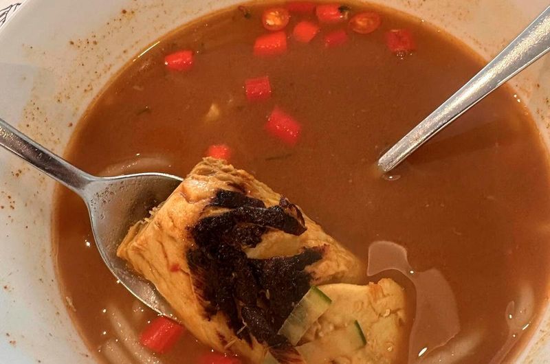 Pelanggan kafe disajikan ikan gosong.
