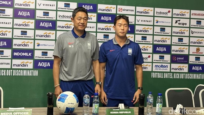 Pelatih dan pemain Korea Selatan U-23 saat konferensi pers