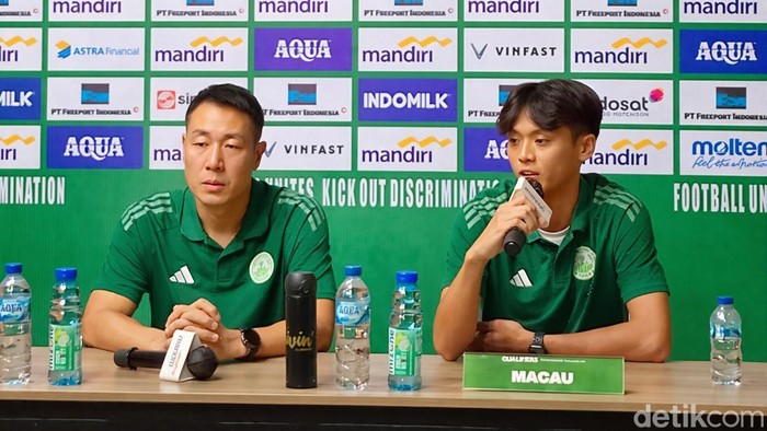 Pelatih Makau U-23, Kar-Lok Kenneth Kwok saat konferensi pers di Surabaya