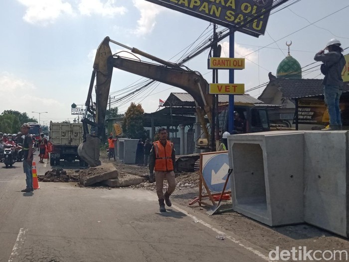 Pembuatan saluran air di jalan Jogja-Solo, Desa Jambu Kulon, Kecamatan Ceper, Klaten, Selasa (2/9/2025).