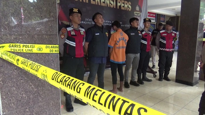 Suami di Desa Kedawung, Lumajang pembacok tetangganya saat dihadirkan dalam jumpa pers