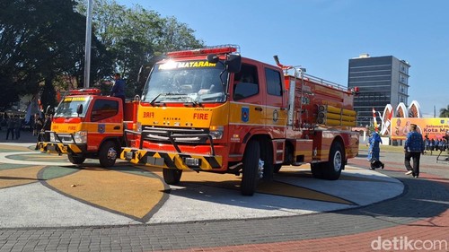 Pemkot Mataram kini memiliki dua armada damkar baru senilai Rp 3,5 miliar. (Foto: Nathea Citra/detikBali)