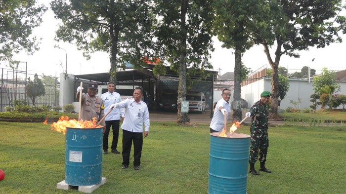 Pemusnahan barang sitaan hasil penggeledahan lapas di Lapas Kelas 1 Semarang, Jawa Tengah (Jateng) pada Senin (1/9/2025).