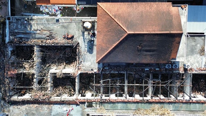 Penampakan Ruang Kerja Wagub Jatim Emil Dardak Hangus Terbakar Foto udara suasana ruang kerja Wakil Gubernur Jawa Timur, Emil Elistianto Dardak yang terbakar di Gedung Negara Grahadi Surabaya, Jawa Timur, Selasa (2/9/2025). Menteri Pekerjaan Umum (PU) Dody Hanggodo menyatakan total kerugian akibat aksi unjuk rasa di berbagai daerah di Indonesia diperkirakan mencapai hampir Rp900 miliar, dengan jumlah tertinggi di wilayah Jawa Timur dengan kerusakan yang meliputi Gedung Negara Grahadi yang merupakan cagar budaya hingga Kantor DPRD Kota Kediri. ANTARA FOTO/Umarul Faruq/bar