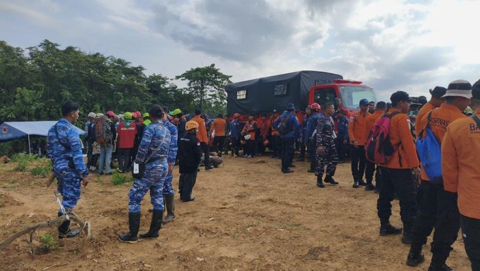 Helikopter Eastindo Air yang hilang kontak di Mentewe, Tanah Bumbu masih dalam proses pencarian. Di dalam helikopter tersebut terdapat tiga warga negara asing (WNA).