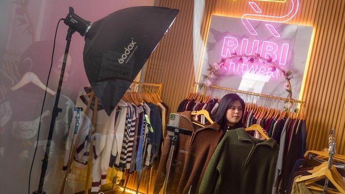 Pekerja menawarkan produk pakaian secara daring melalui aplikasi e-commerce di Sentra Rajut Binong Jati, Bandung, Jawa Barat, Selasa (2/9/2025). Hingga 31 Juli 2025, pemerintah mencatat penerimaan dari sektor usaha ekonomi digital sebesar Rp40,02 triliun, yang berasal dari pemungutan Pajak Pertambahan Nilai (PPN) Perdagangan Melalui Sistem Elektronik (PMSE) Rp31,06 triliun, pajak atas aset kripto Rp1,55 triliun, pajak fintech (peer-to-peer lending) Rp3,88 triliun, serta pajak yang dipungut pihak lain melalui Sistem Informasi Pengadaan Pemerintah (Pajak SIPP) Rp3,53 triliun. ANTARA FOTO/Raisan Al Farisi/foc.