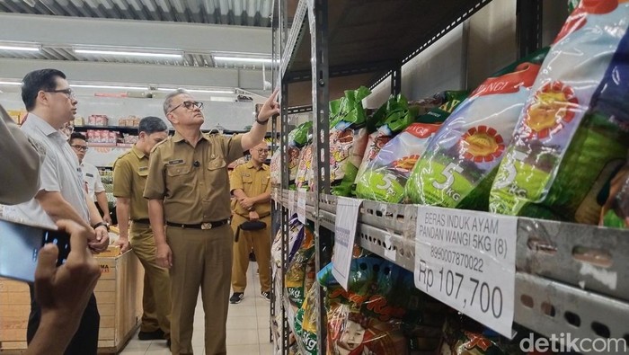 Pengecekan ketersediaan beras di Borma Dago. Disdagin memastikan stok beras di Kota Bandung dalam kondisi yang aman.