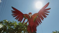 Seekor burung raksasa hasil karya seni daur ulang berdiri kokoh, menjadi simbol pentingnya menjaga keseimbangan alam. Foto: REUTERS/Issac Urrutia