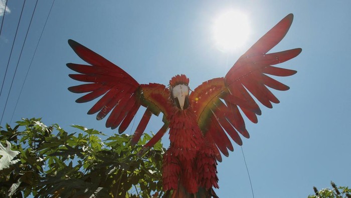 Pengrajin Venezuela Ciptakan Patung Kreatif untuk Promosikan Daur Ulang Artist Yhorby Ventura stands with a sculpture in the style of a character from Transformers that he made from recycled materials, at his house in Maracaibo, Venezuela, August 28, 2025. REUTERS/Isaac Urrutia