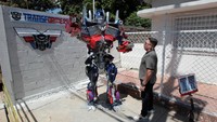 Dengan detail rumit, Ventura menciptakan patung Transformers dari bahan bekas untuk menginspirasi generasi muda agar peduli pada lingkungan. Foto: REUTERS/Issac Urrutia