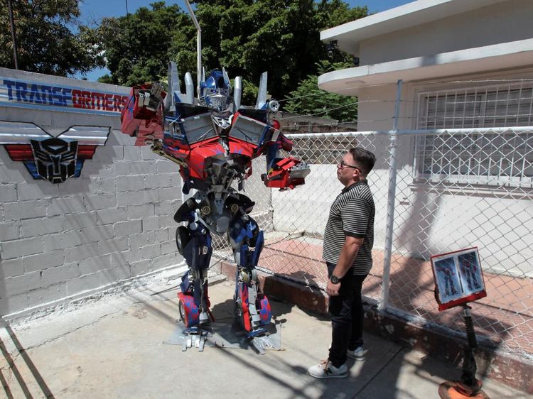 Pengrajin Venezuela Ciptakan Patung Kreatif untuk Promosikan Daur Ulang