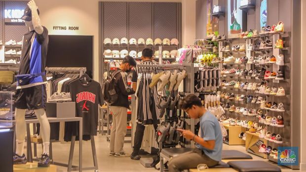 Pengunjung mengamati produk yang dijual di salah satu Mal di kawasan Semanggi, Jakarta, Selasa (2/9/2025). (CNBC Indonesia/Faisal Rahman)