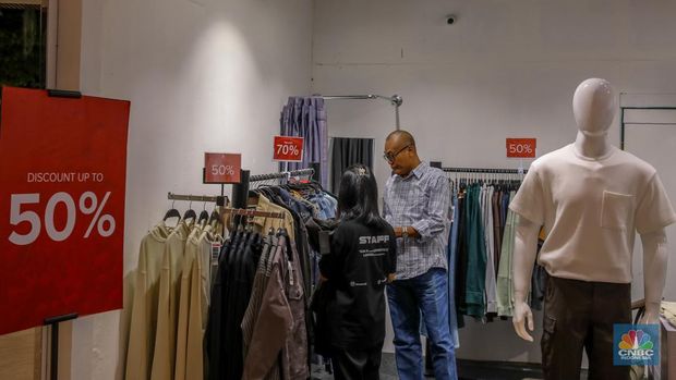 Pengunjung mengamati produk yang dijual di salah satu Mal di kawasan Semanggi, Jakarta, Selasa (2/9/2025). (CNBC Indonesia/Faisal Rahman)