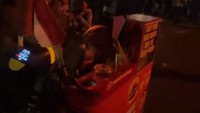 Di antara massa yang berkerumun ada seorang penjual pentol yang menarik perhatian sebagian demonstran. Secara jenaka, beberapa orang di sana menuduhnya sebagai intel. Foto: TikTok