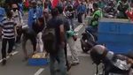 Nekat! Begini Potret Penjual Makanan yang Tetap Dagang di Tengah Demo