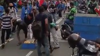 Kehadiran seorang penjual roti di tengah aksi demo berakhir diserbu massa. Bukan sebagai target emosi, melainkan barang dagangannya dibeli sampai habis. Foto: TikTok