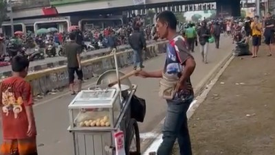 Nekat! Begini Potret Penjual Makanan yang Tetap Dagang di Tengah Demo