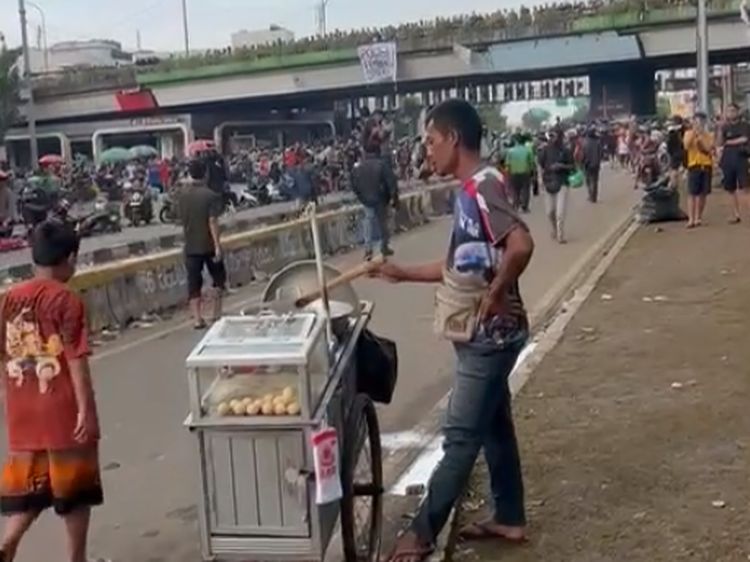 Nekat! Begini Potret Penjual Makanan yang Tetap Dagang di Tengah Demo
