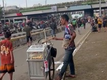 Nekat! Begini Potret Penjual Makanan yang Tetap Dagang di Tengah Demo